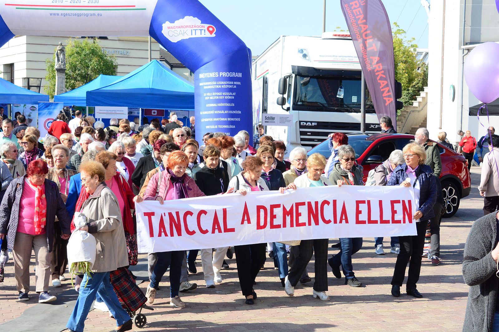 Szűrésekkel és sétával hívták fel a figyelmet az alzheimer kórra Székesfehérváron